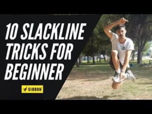 Imagem de tutorial com praticante executando uma manobra no slackline.