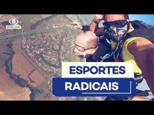 Imagem de divulgação de esportes radicais com paraquedistas em salto.